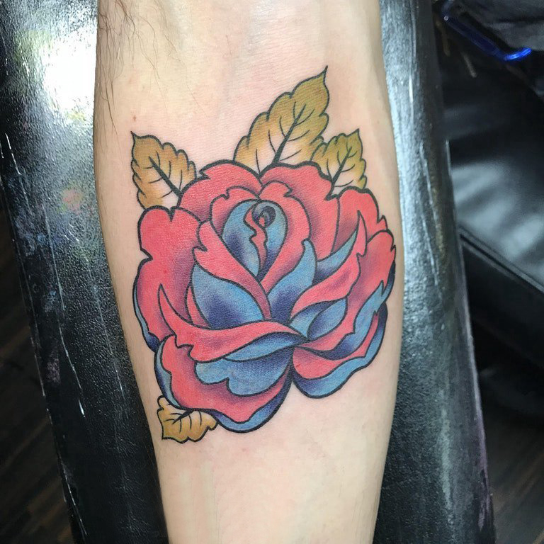 点击大图看下一张：玫瑰纹身图 男生手臂上娇艳的玫瑰纹身图片