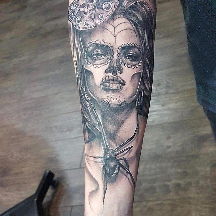 点击大图看下一张：美女人物纹身图案  女生手臂上黑灰色的美女人物纹身图片