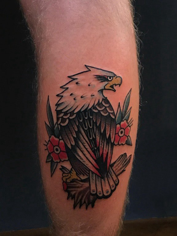 点击大图看下一张：欧美小腿纹身 男生小腿上花朵和老鹰纹身图片