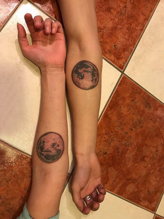 点击大图看下一张：情侣纹身小图案手腕 情侣手腕上黑色的星球纹身图片