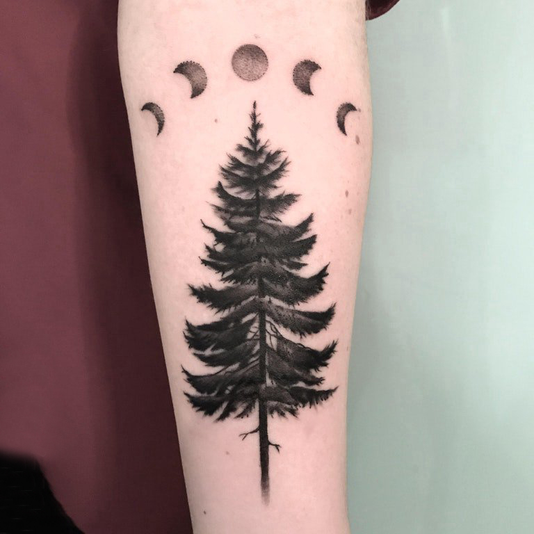 点击大图看下一张：树和月亮纹身图案 男生手臂上月亮和树纹身图片
