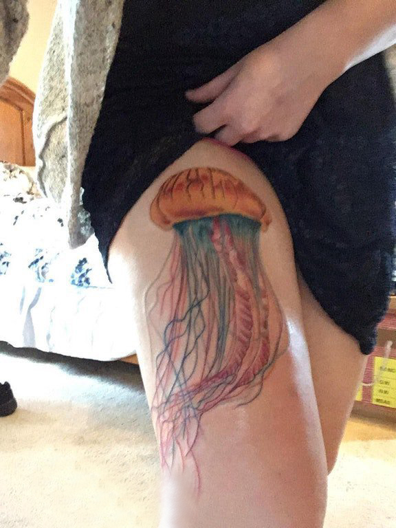 点击大图看下一张：水母纹身图案 女生大腿上彩色的水母纹身图片