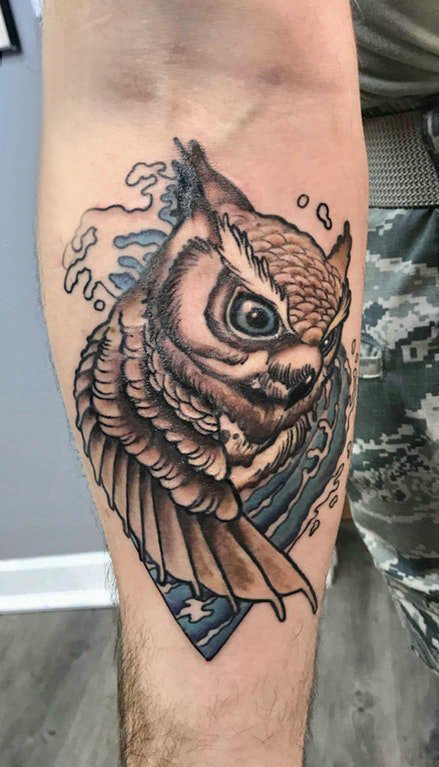 点击大图看下一张：纹身猫头鹰 男生手臂上浪花和猫头鹰纹身图片