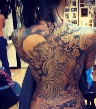 点击大图看下一张：纹身师电影  人物满背彩绘的老虎纹身图片