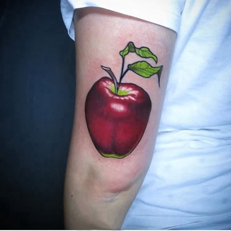 点击大图看下一张：纹身食物 男生手臂上彩色的苹果纹身图片