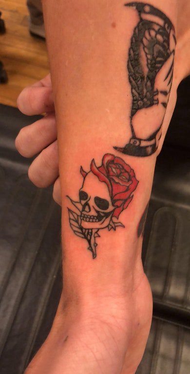 点击大图看下一张：纹身小巧 男生小腿上玫瑰和骷髅纹身图片