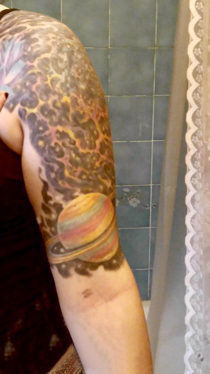点击大图看下一张：纹身星球  女生手臂上彩绘的星球纹身图片