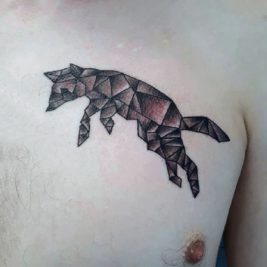 点击大图看下一张：纹身胸部男 男生胸部黑色的几何狐狸纹身图片