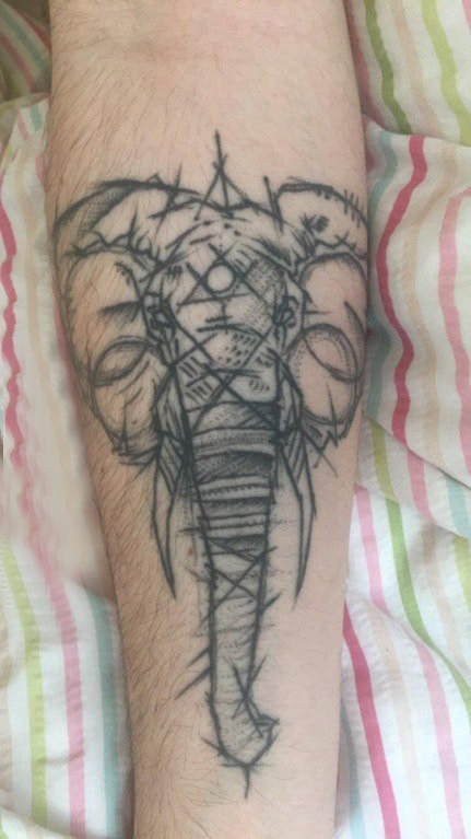 点击大图看下一张：小动物纹身 男生手臂上黑色的大象纹身图片