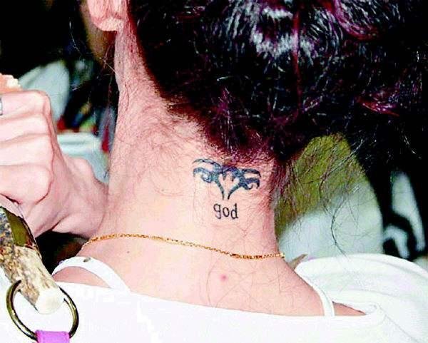 点击大图看下一张：张柏芝的纹身  明星颈部符号和英文纹身图片