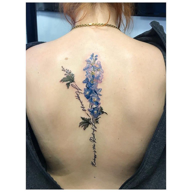点击大图看下一张：植物纹身 女生后背上英文和花朵纹身图片