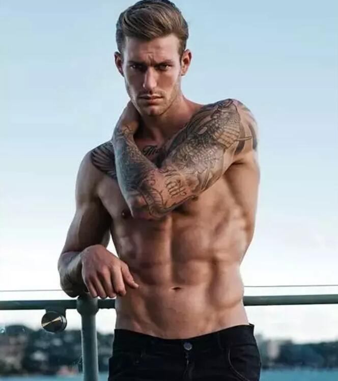 点击大图看下一张：超级帅哥个性的纹身图