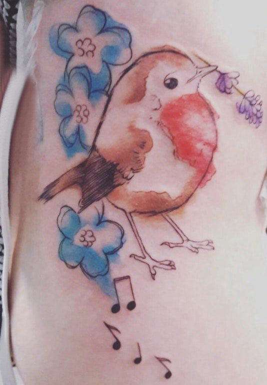 点击大图看下一张：侧腰纹身图 女生侧腰上花朵和鸟纹身图片