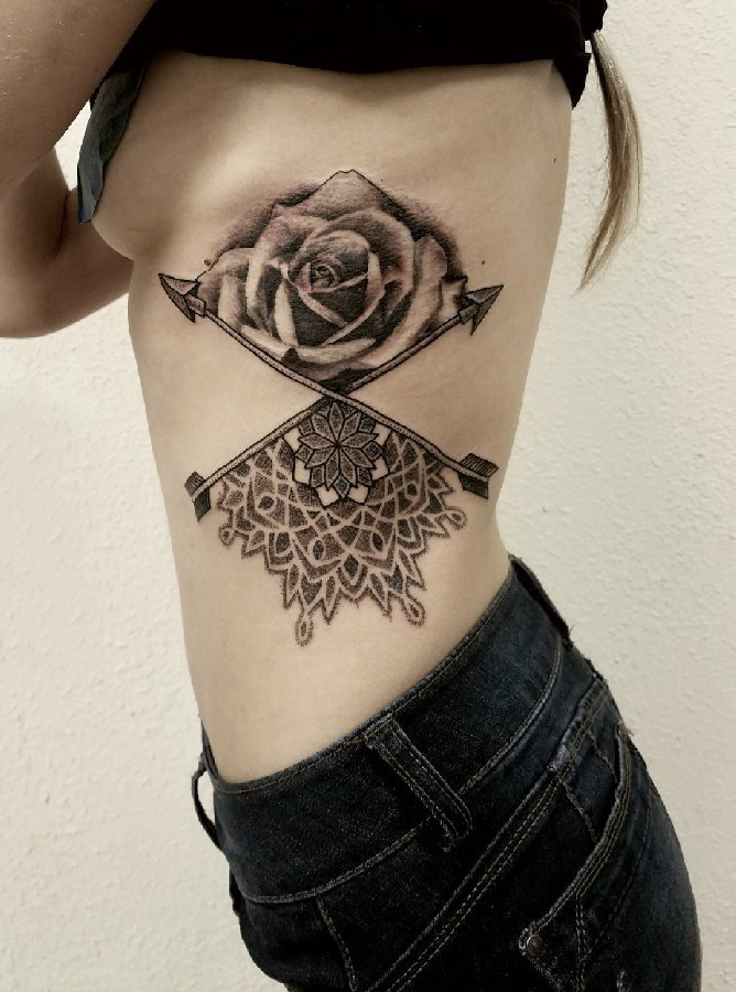 点击大图看下一张：侧腰纹身图 女生侧腰上玫瑰和梵花拼接纹身图片