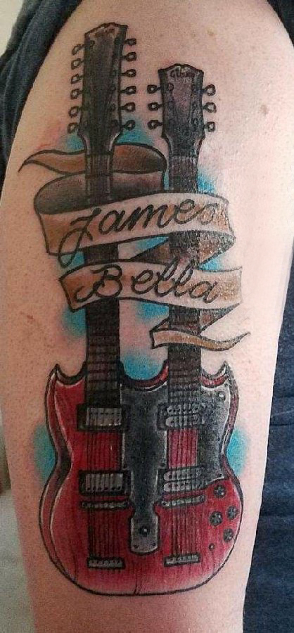 点击大图看下一张：大臂纹身图 男生大臂上英文和吉他纹身图片