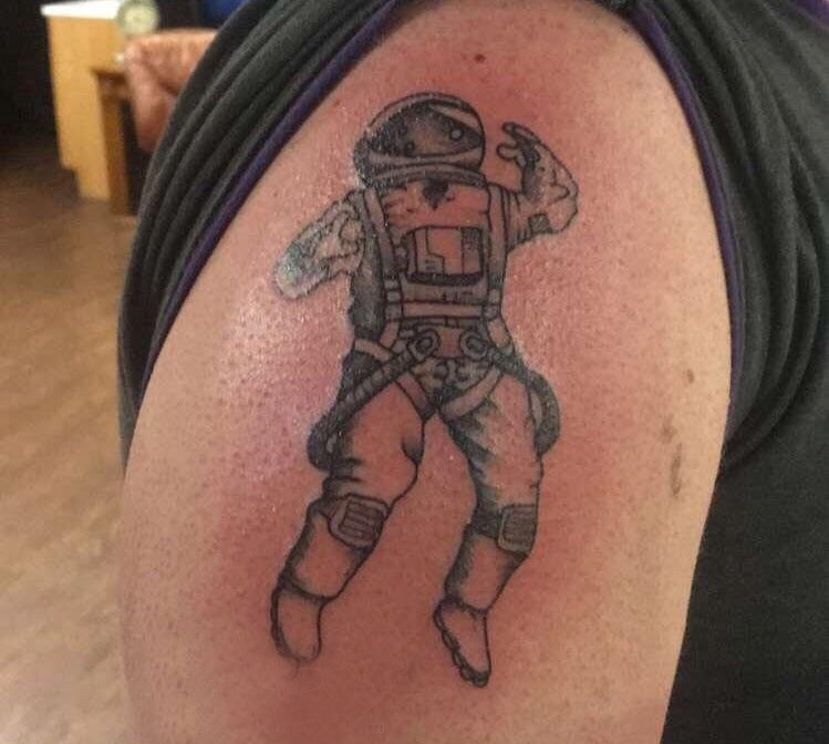 点击大图看下一张：大臂纹身图 男生大臂上宇航员纹身图片