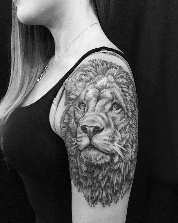 点击大图看下一张：大臂纹身图 女生大臂上黑色的狮子纹身图片