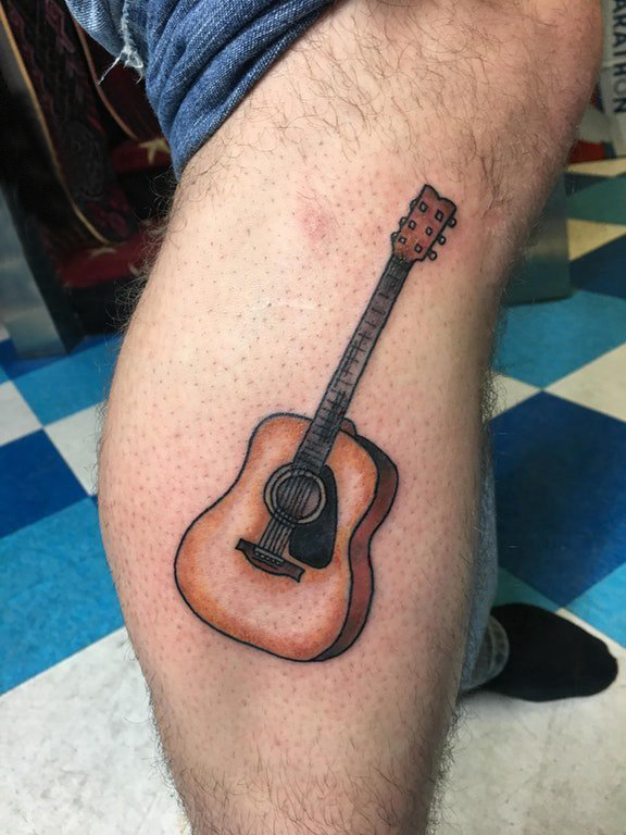 点击大图看下一张：电吉他纹身 男生小腿上彩色的吉他纹身图片