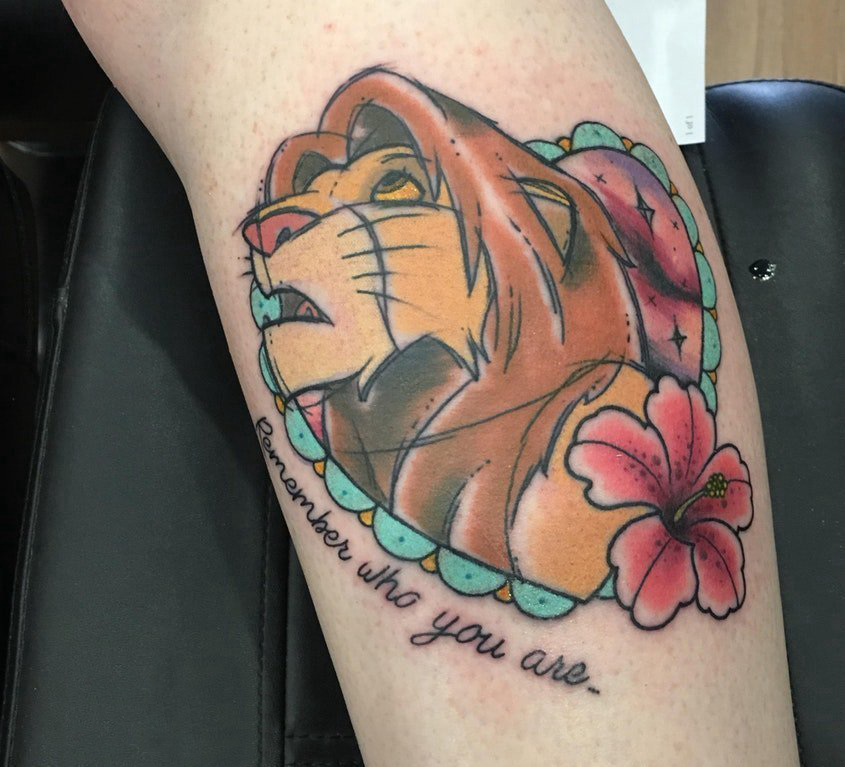 点击大图看下一张：动画狮子王纹身 女生小腿上花朵和狮子王纹身图片
