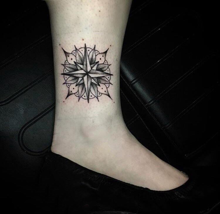 点击大图看下一张：梵花纹身 女生脚踝上黑色的梵花纹身图片