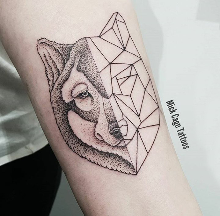 点击大图看下一张：狼头纹身图片 女生手臂上黑色的拼接狼头纹身图片