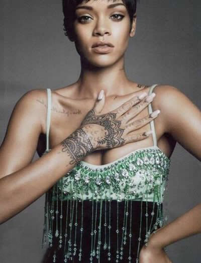 点击大图看下一张：蕾哈娜手上纹身  明星手上极简的部落图腾纹身图片