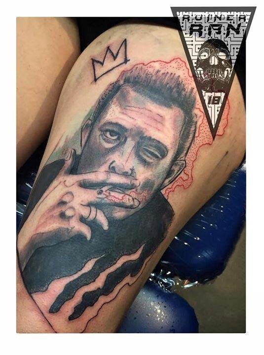 点击大图看下一张：男生人物纹身图案  女生大腿上黑灰色的男生人物纹身图片