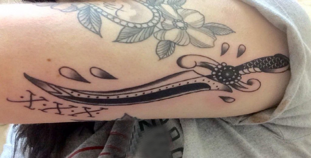 点击大图看下一张：欧美匕首纹身  女生手臂上匕首和花朵纹身图片