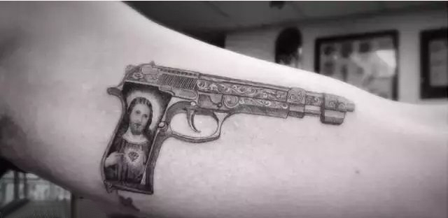 点击大图看下一张：权志龙的纹身  明星手臂上素描的枪纹身图片
