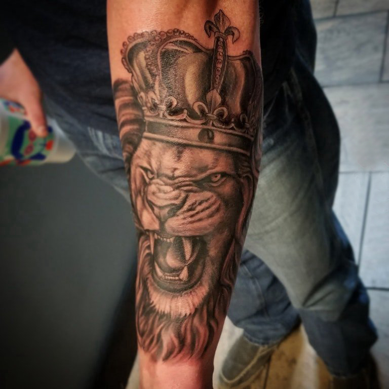 点击大图看下一张：狮子王纹身  男生手臂上黑灰色的狮子王纹身图片
