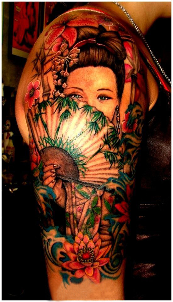 点击大图看下一张：双大臂纹身 男生大臂上遮面的艺妓纹身图片