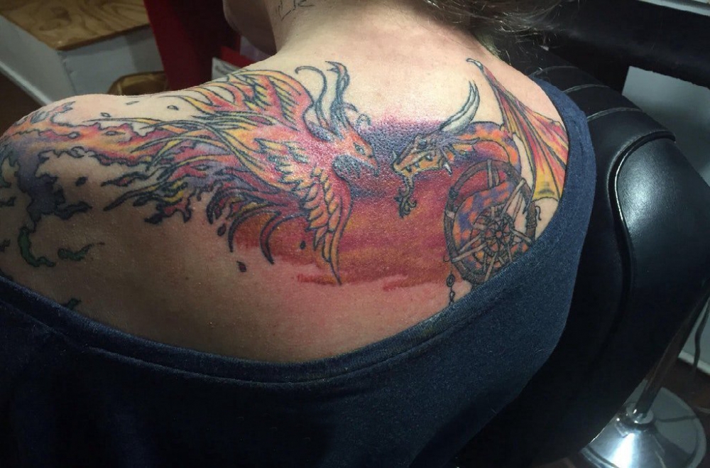 点击大图看下一张：纹身火凤凰  女生后背火凤凰和飞龙纹身图片