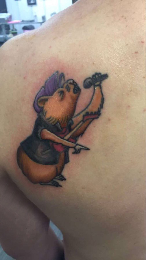 点击大图看下一张：纹身卡通 男生后背上唱歌的小熊纹身图片