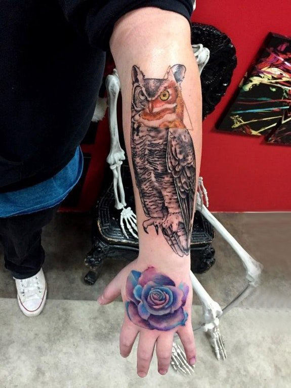 点击大图看下一张：纹身猫头鹰  男生手臂上猫头鹰和玫瑰花纹身图片