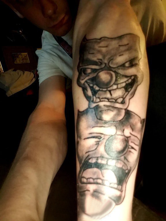 点击大图看下一张：纹身小丑面具 男生手臂上可笑的小丑面具纹身图片