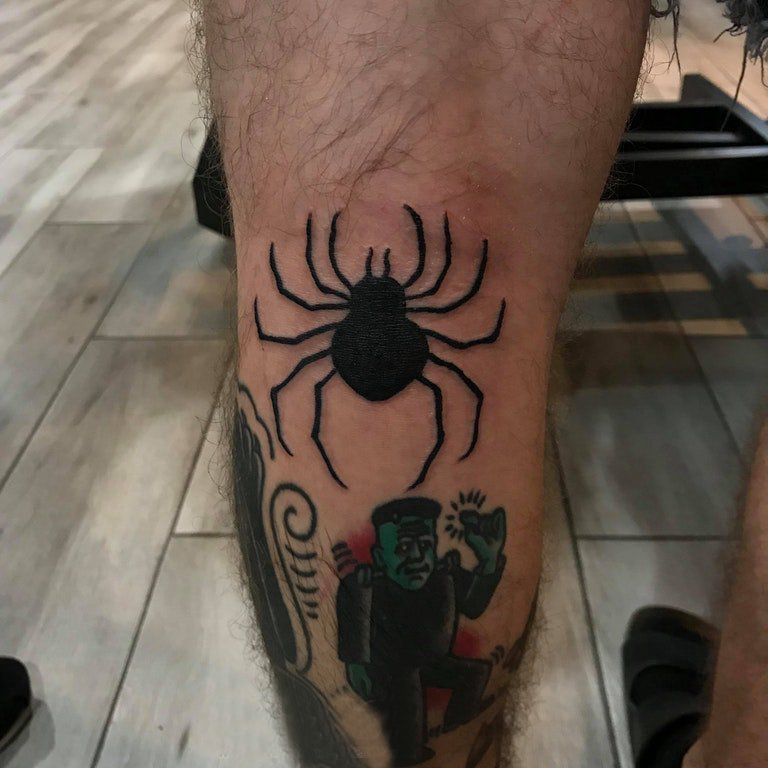 点击大图看下一张：纹身蜘蛛 男生小腿上黑色的蜘蛛纹身图片