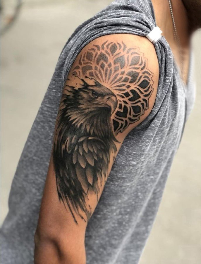 点击大图看下一张：雄鹰鹰纹身  男生手臂上黑灰色的雄鹰鹰纹身图片