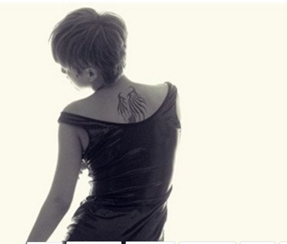点击大图看下一张：中国纹身明星  谭维维后背上极简的翅膀纹身图片