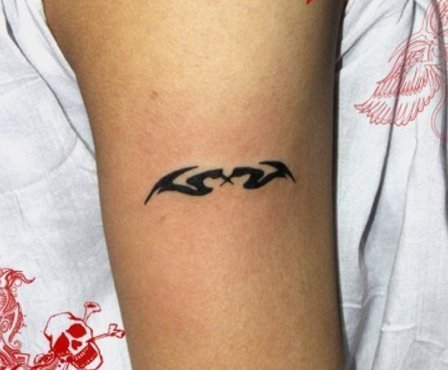 点击大图看下一张：蔡依林纹身图片  明星手臂上黑色的蝙蝠纹身图片