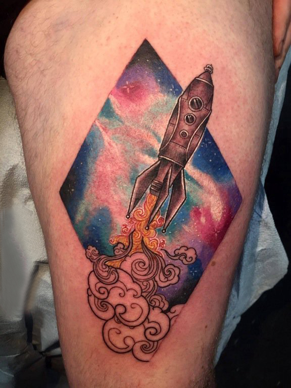点击大图看下一张：大腿纹身男 男生大腿上菱形和火箭纹身图片
