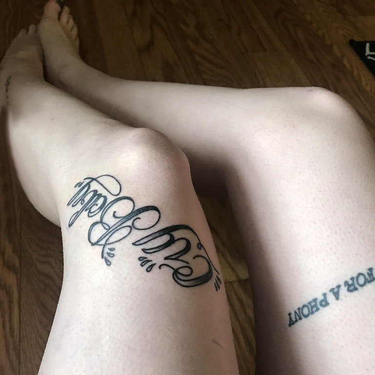 点击大图看下一张：花体英文纹身 女生大腿上黑色的英文纹身图片
