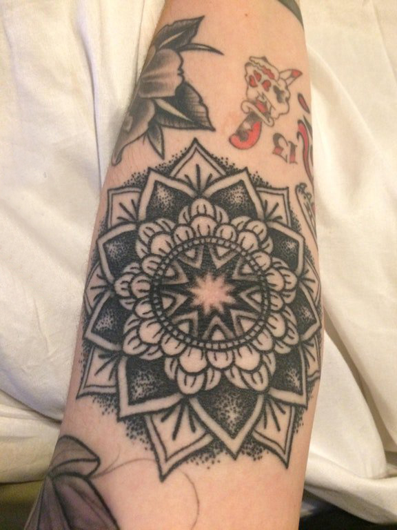点击大图看下一张：几何元素纹身 女生手臂上黑色的梵花纹身图片
