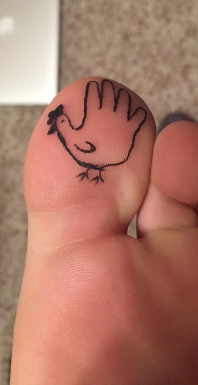 点击大图看下一张：脚趾头纹身 男生脚趾上黑色的小鸡纹身图片