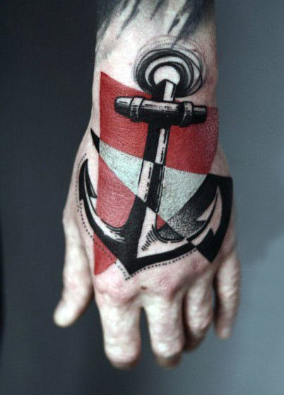 点击大图看下一张：手背纹身 男生手背上彩色的船锚纹身图片