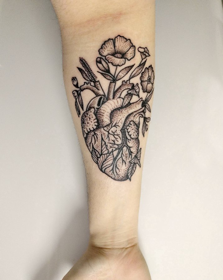点击大图看下一张：手臂纹身素材 男生手臂上花朵和心脏纹身图片