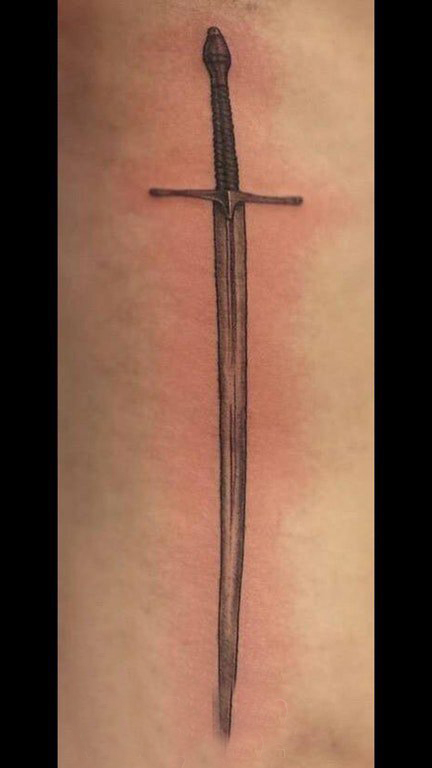 点击大图看下一张：手臂纹身图片 男生手臂上黑色的宝剑纹身图片