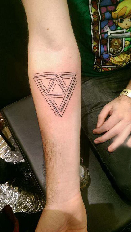 点击大图看下一张：手臂纹身图片 男生手臂上黑色的三角形纹身图片