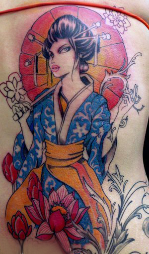点击大图看下一张：纹身后背女 女生后背上花朵和艺妓纹身图片