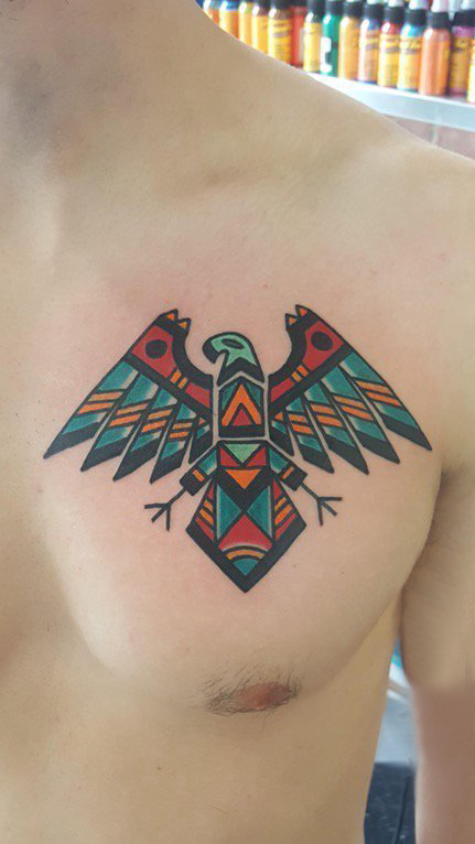 点击大图看下一张：纹身胸部男 男生胸部彩色的几何老鹰纹身图片