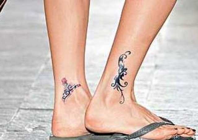 点击大图看下一张：张柏芝的纹身  明星脚踝上黑色的线条纹身图片